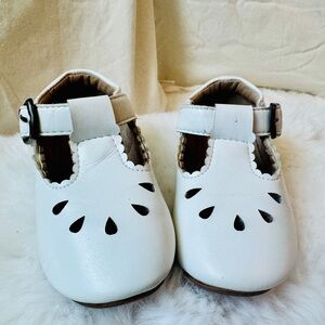 Felix and Flora “BL326” Toddler white flats, size 7